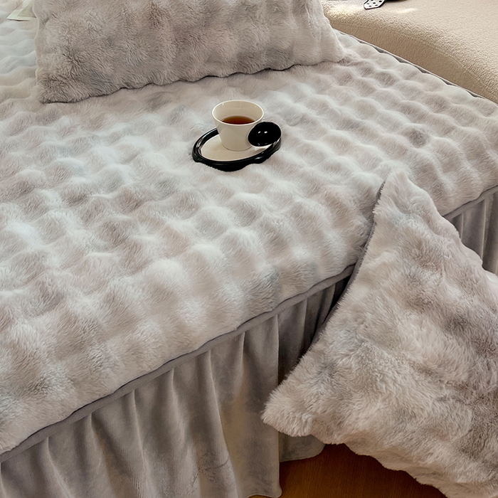 91家纺网 家纺一手货源 找家纺 梦舒羽 2025新款兔毛绒水晶绒床垫保护罩牛奶绒床垫床单罩单件床裙单品床裙 兔毛绒泡泡-梦幻浅灰