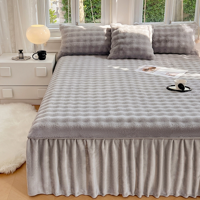 91家纺网 家纺一手货源 找家纺 梦舒羽 2025新款兔毛绒水晶绒床垫保护罩牛奶绒床垫床单罩单件床裙单品床裙 兔毛绒泡泡-烟雨灰