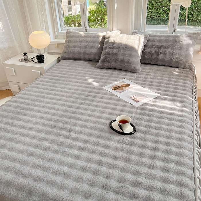 91家纺网 家纺一手货源 找家纺 梦舒羽 2025新款兔毛绒水晶绒床垫保护罩牛奶绒床垫床单罩单件床裙单品床裙 兔毛绒泡泡-烟雨灰