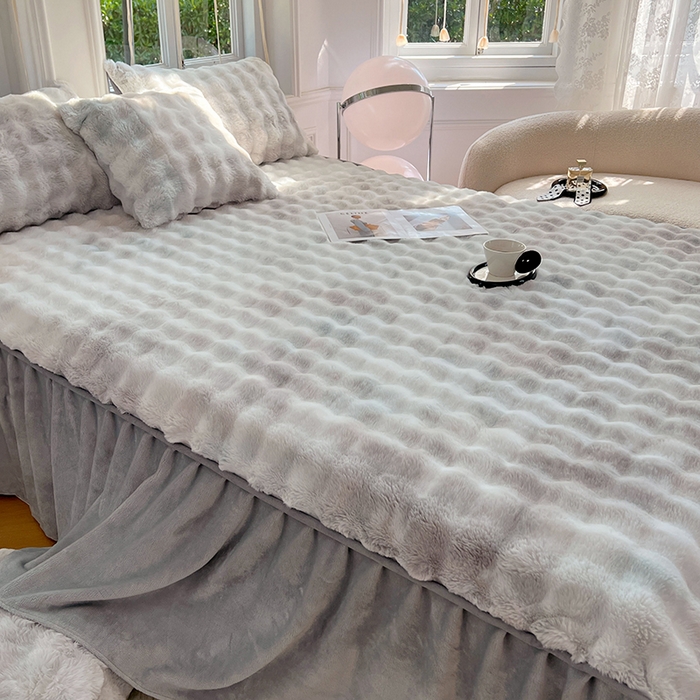 91家纺网 家纺一手货源 找家纺 梦舒羽 2025新款兔毛绒水晶绒床垫保护罩牛奶绒床垫床单罩单件床裙单品床裙 兔毛绒泡泡-梦幻浅灰