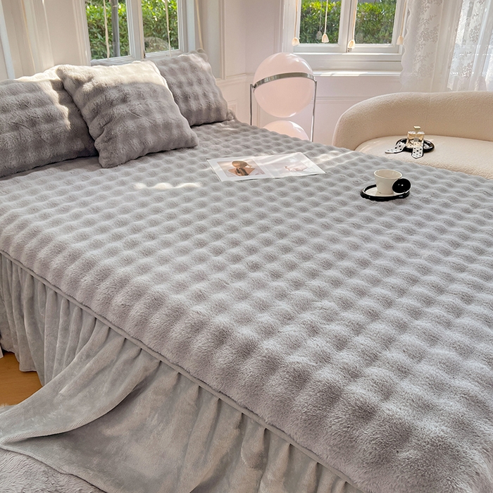 91家纺网 家纺一手货源 找家纺 梦舒羽 2025新款兔毛绒水晶绒床垫保护罩牛奶绒床垫床单罩单件床裙单品床裙 兔毛绒泡泡-烟雨灰