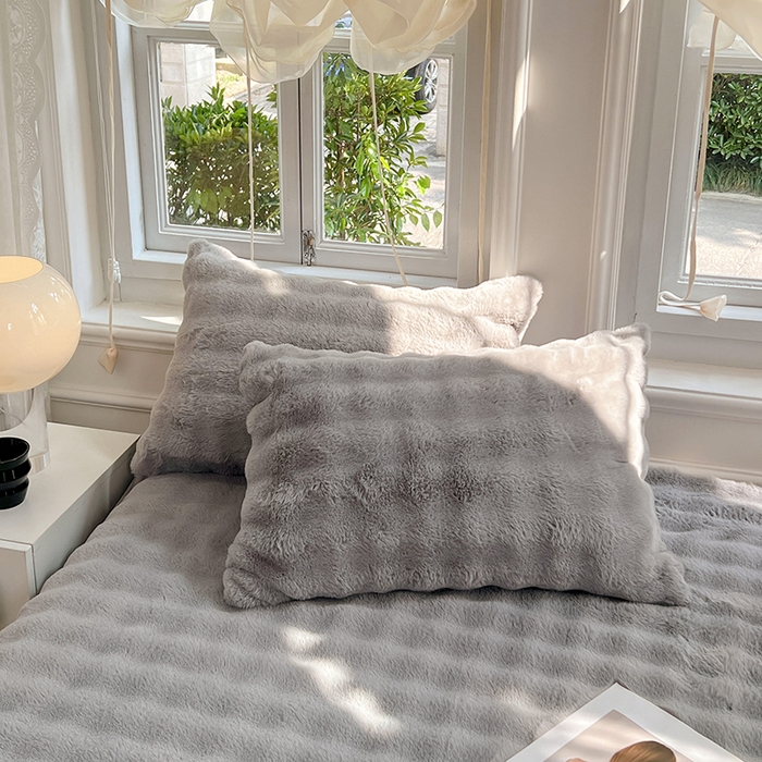 91家纺网 家纺一手货源 找家纺 梦舒羽 2025新款兔毛绒水晶绒床垫保护罩牛奶绒床垫床单罩单件床裙单品床裙 兔毛绒泡泡-烟雨灰