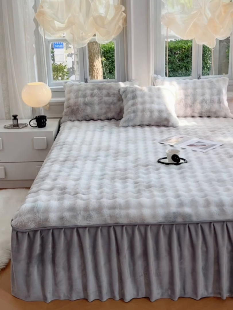 91家纺网 家纺一手货源 找家纺 梦舒羽 2025新款兔毛绒水晶绒床垫保护罩牛奶绒床垫床单罩单件床裙单品床裙 兔毛绒泡泡-梦幻浅灰