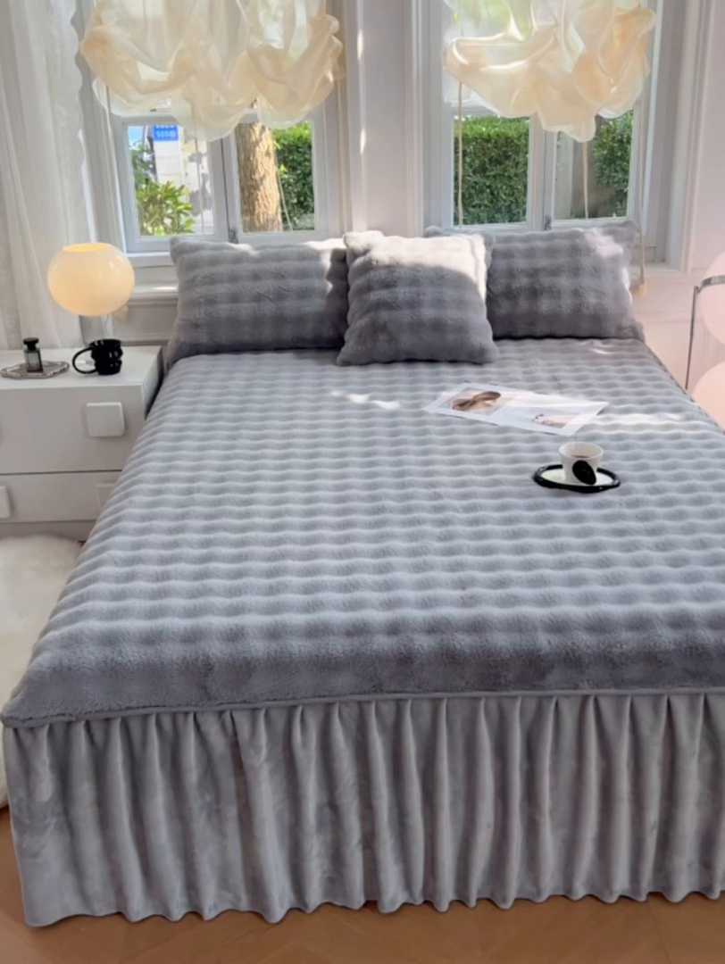 91家纺网 家纺一手货源 找家纺 梦舒羽 2025新款兔毛绒水晶绒床垫保护罩牛奶绒床垫床单罩单件床裙单品床裙 兔毛绒泡泡-烟雨灰