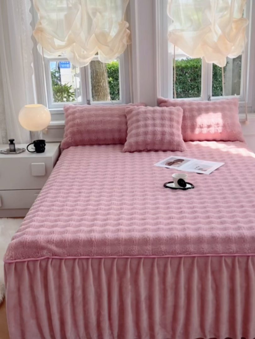 91家纺网 家纺一手货源 找家纺 梦舒羽 2025新款兔毛绒水晶绒床垫保护罩牛奶绒床垫床单罩单件床裙单品床裙 兔毛绒泡泡-云梦粉