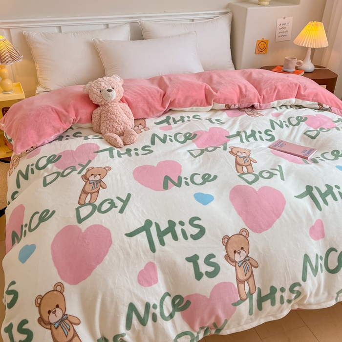 91家纺网 家纺一手货源 找家纺 金盛纺 2025新款高克重牛奶绒印花系列单被套(可定制) 粉红桃心