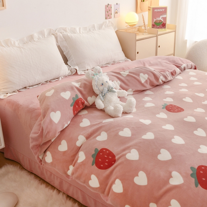 91家纺网 家纺一手货源 找家纺 金盛纺 2025新款高克重牛奶绒印花系列单被套(可定制) 桃心草莓