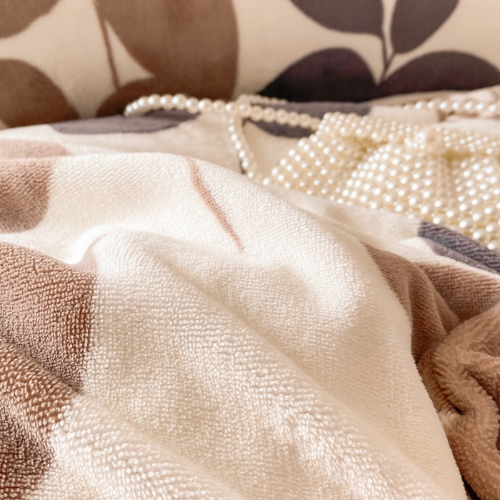 91家纺网 家纺一手货源 找家纺 金盛纺 2025新款高克重牛奶绒印花系列单被套(可定制) 落叶