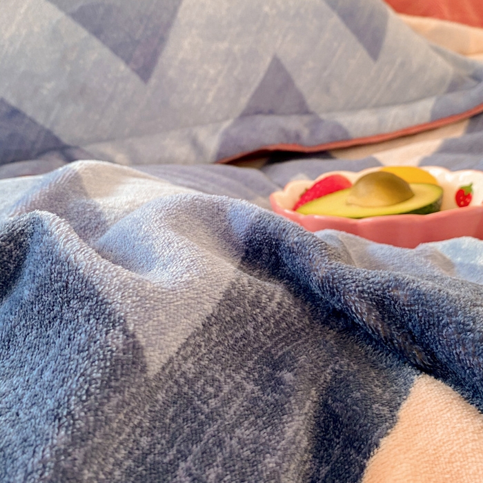 91家纺网 家纺一手货源 找家纺 金盛纺 2025新款高克重牛奶绒印花系列单被套(可定制) 梦境（粉）