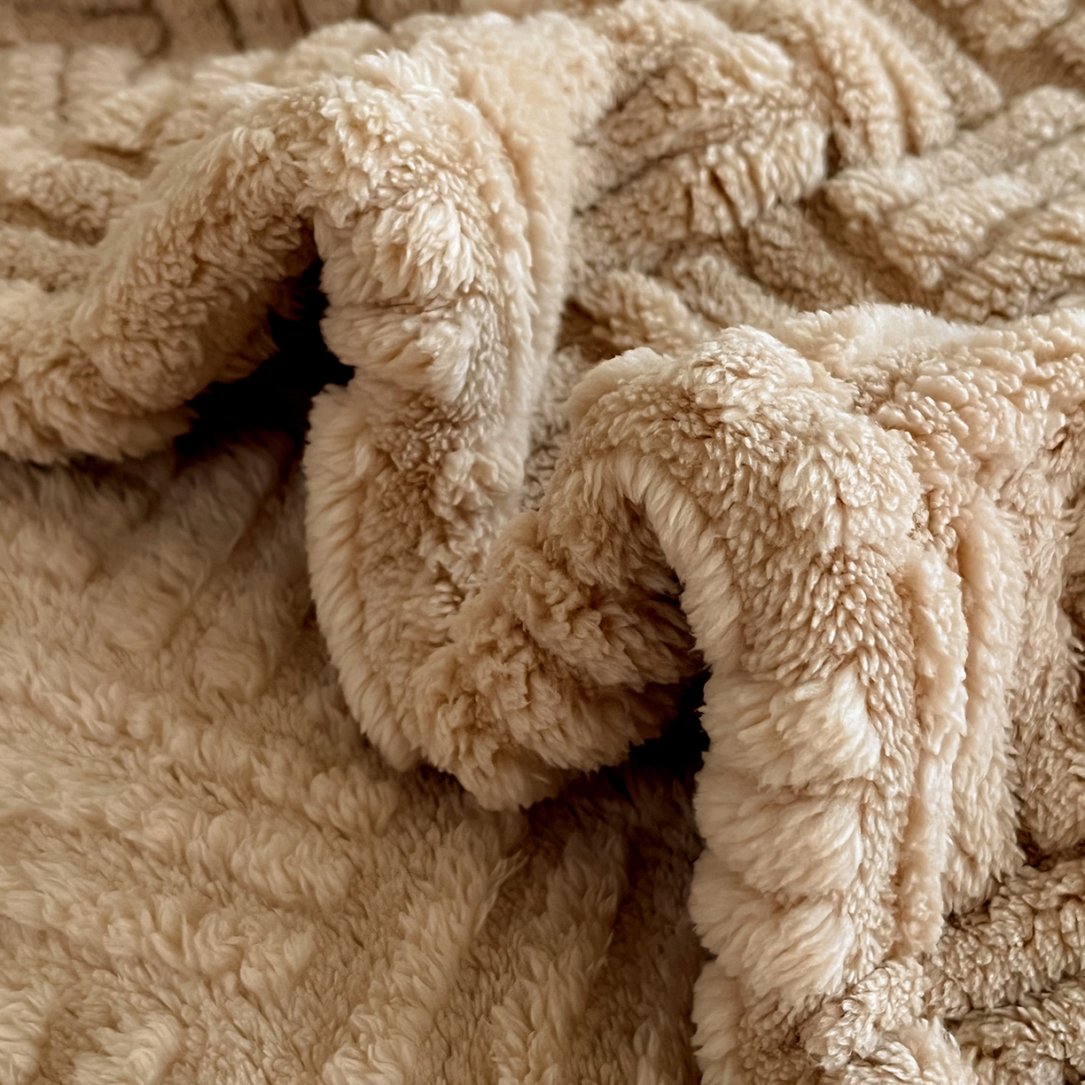 91家纺网 家纺一手货源 找家纺 世纪绒品 2025新款A类几何牛奶绒提花毛毯 几何-伯爵咖