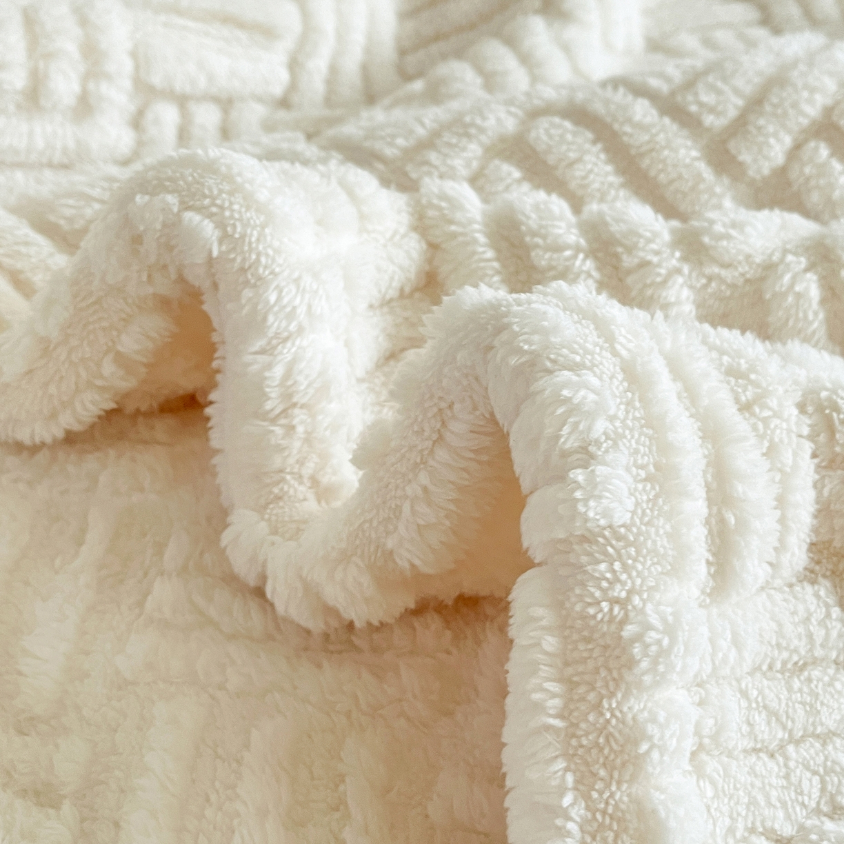 91家纺网 家纺一手货源 找家纺 世纪绒品 2025新款A类几何牛奶绒提花毛毯 几何-月光白