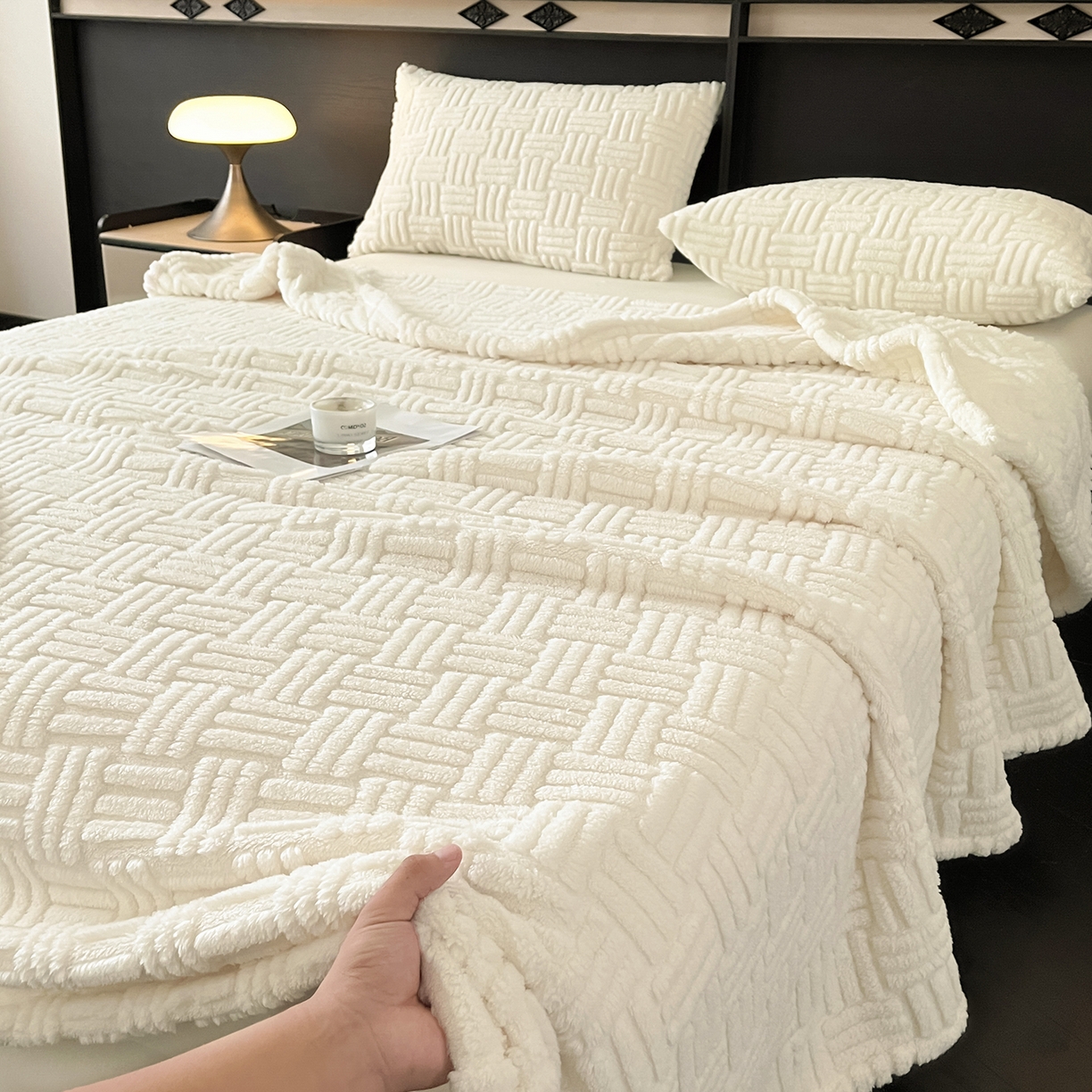 91家纺网 家纺一手货源 找家纺 世纪绒品 2025新款A类几何牛奶绒提花毛毯 几何-月光白