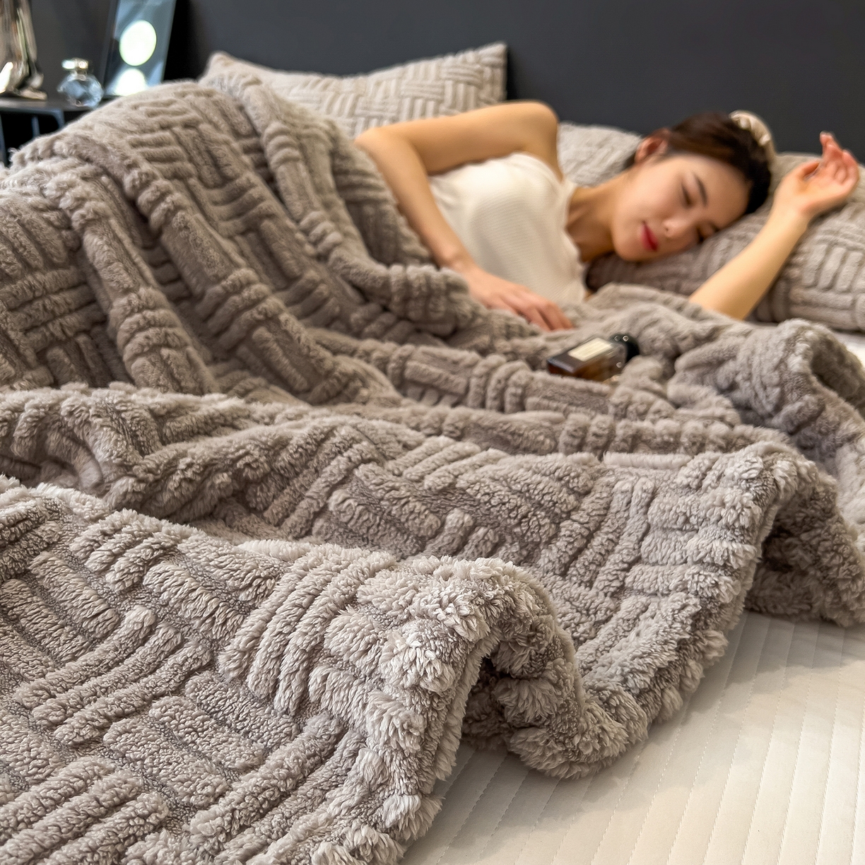 91家纺网 家纺一手货源 找家纺 世纪绒品 2025新款A类几何牛奶绒提花毛毯 几何-幻影灰