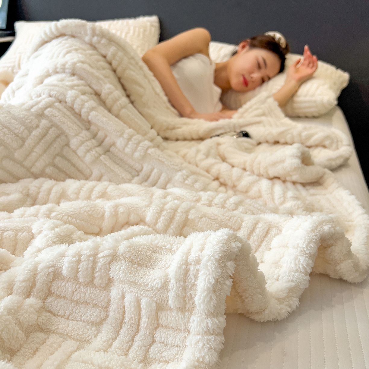 91家纺网 家纺一手货源 找家纺 世纪绒品 2025新款A类几何牛奶绒提花毛毯 几何-月光白