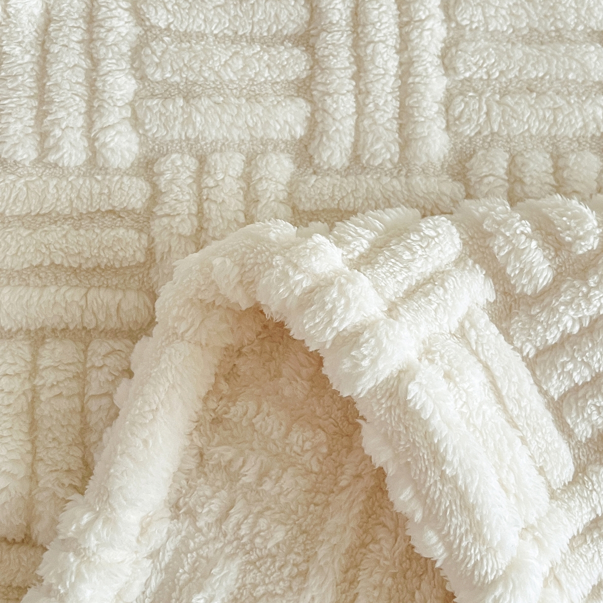 91家纺网 家纺一手货源 找家纺 世纪绒品 2025新款A类几何牛奶绒提花毛毯 几何-月光白