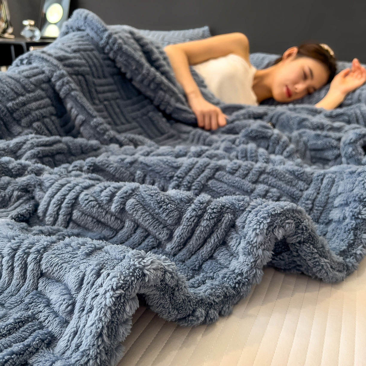 91家纺网 家纺一手货源 找家纺 世纪绒品 2025新款A类几何牛奶绒提花毛毯 几何-深海蓝