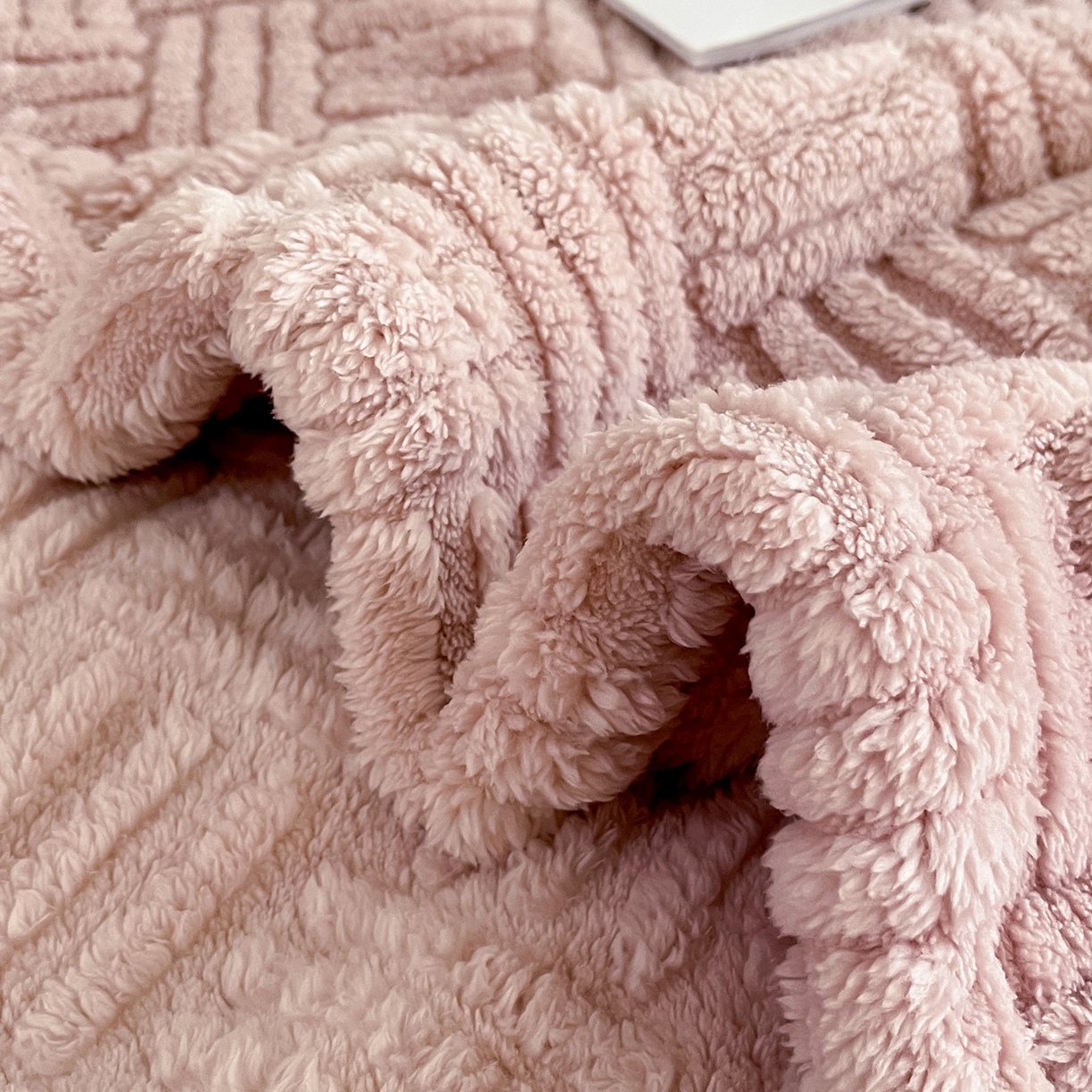 91家纺网 家纺一手货源 找家纺 世纪绒品 2025新款A类几何牛奶绒提花毛毯 几何-蜜桃粉