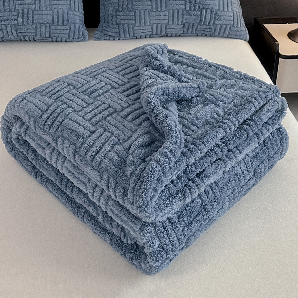 91家纺网 家纺一手货源 找家纺 世纪绒品 2025新款A类几何牛奶绒提花毛毯 几何-深海蓝