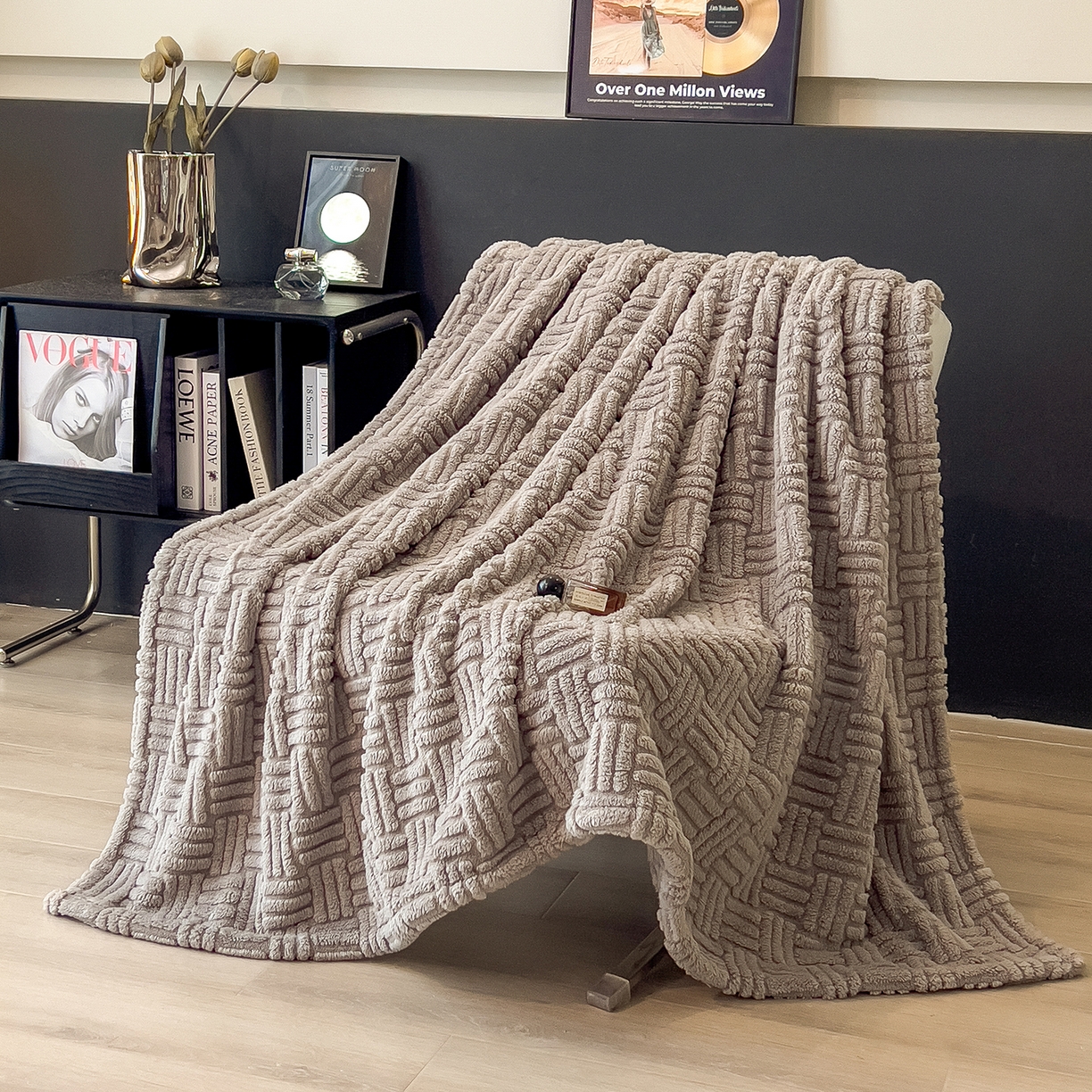 91家纺网 家纺一手货源 找家纺 世纪绒品 2025新款A类几何牛奶绒提花毛毯 几何-幻影灰