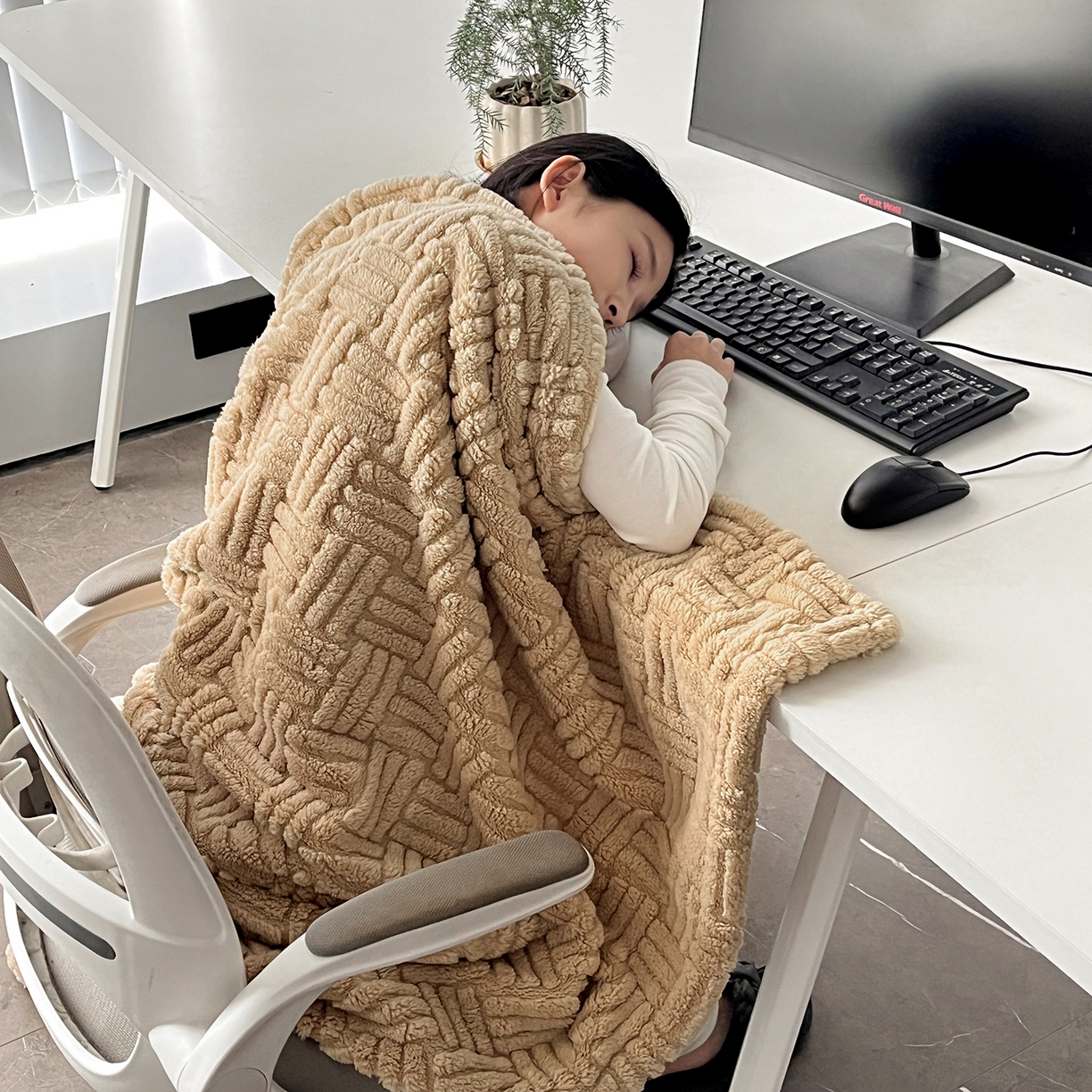 91家纺网 家纺一手货源 找家纺 世纪绒品 2025新款A类几何牛奶绒提花毛毯 几何-伯爵咖