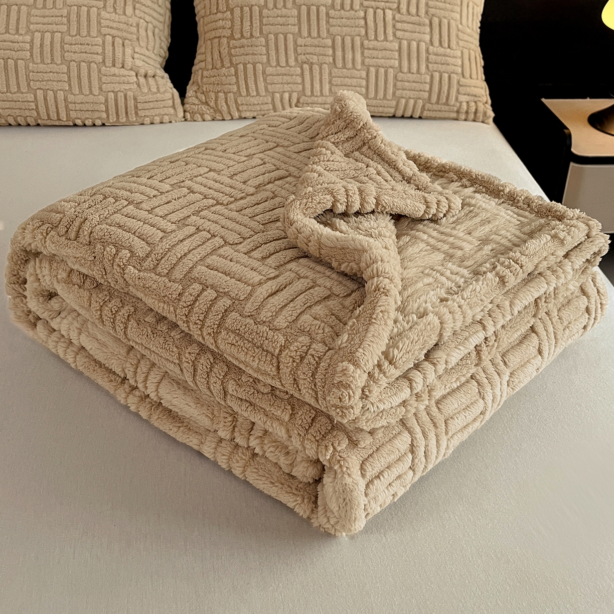 91家纺网 家纺一手货源 找家纺 世纪绒品 2025新款A类几何牛奶绒提花毛毯 几何-伯爵咖