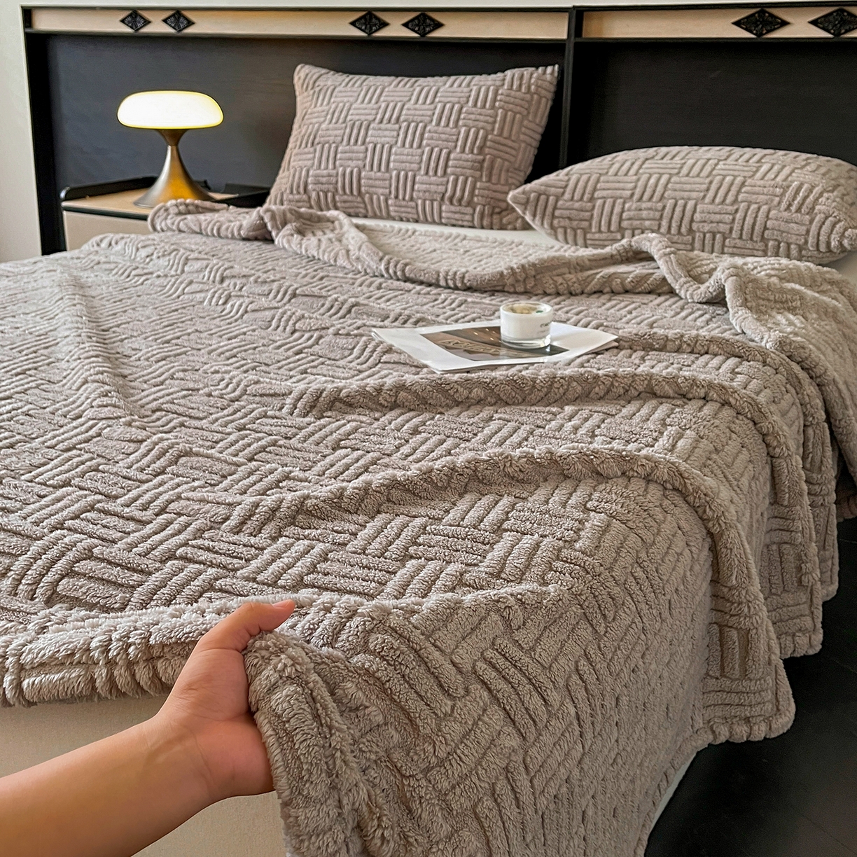 91家纺网 家纺一手货源 找家纺 世纪绒品 2025新款A类几何牛奶绒提花毛毯 几何-幻影灰