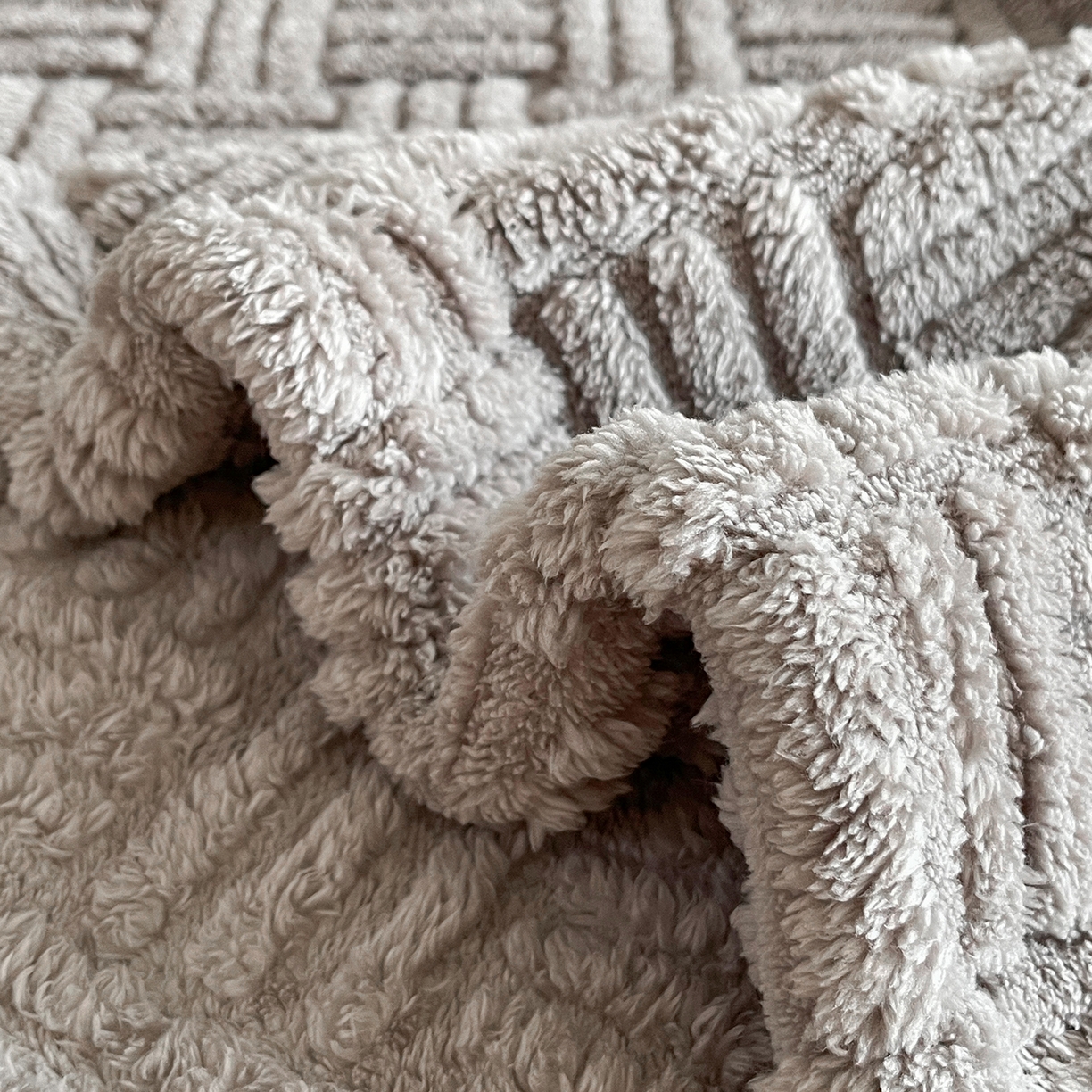 91家纺网 家纺一手货源 找家纺 世纪绒品 2025新款A类几何牛奶绒提花毛毯 几何-幻影灰