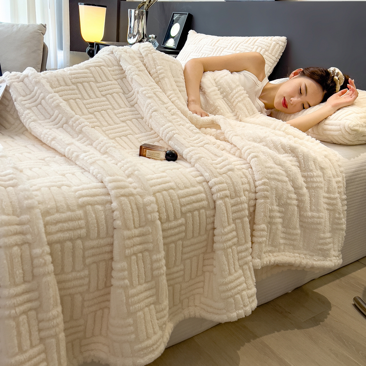 91家纺网 家纺一手货源 找家纺 世纪绒品 2025新款A类几何牛奶绒提花毛毯 几何-月光白