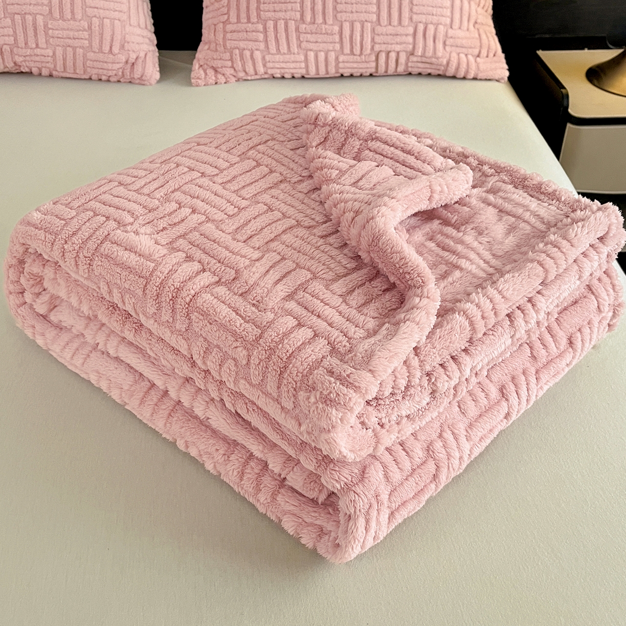 91家纺网 家纺一手货源 找家纺 世纪绒品 2025新款A类几何牛奶绒提花毛毯 几何-蜜桃粉