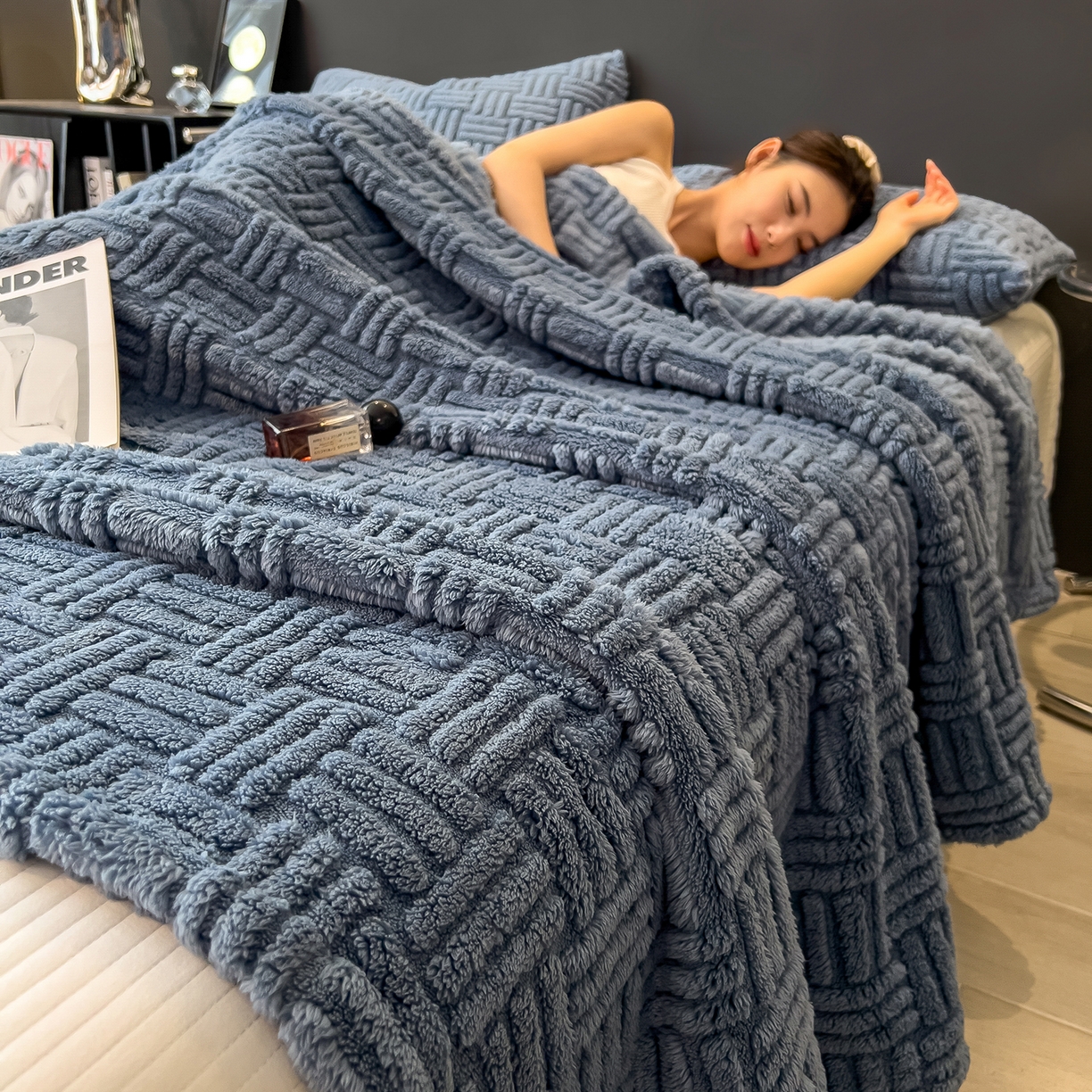 91家纺网 家纺一手货源 找家纺 世纪绒品 2025新款A类几何牛奶绒提花毛毯 几何-深海蓝