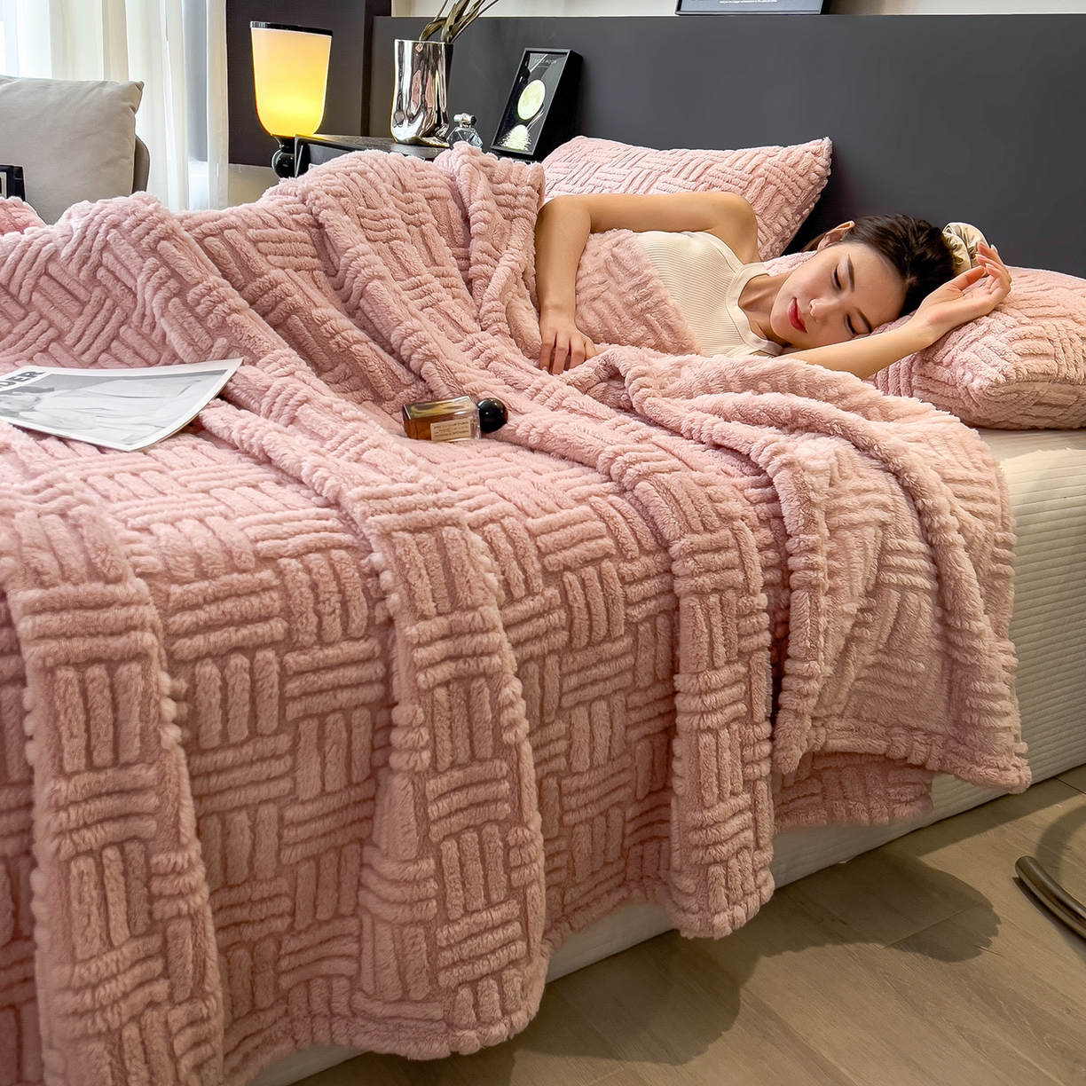 91家纺网 家纺一手货源 找家纺 世纪绒品 2025新款A类几何牛奶绒提花毛毯 几何-蜜桃粉