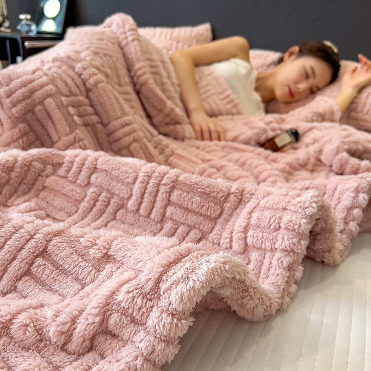 91家纺网 家纺一手货源 找家纺 世纪绒品 2025新款A类几何牛奶绒提花毛毯 几何-蜜桃粉