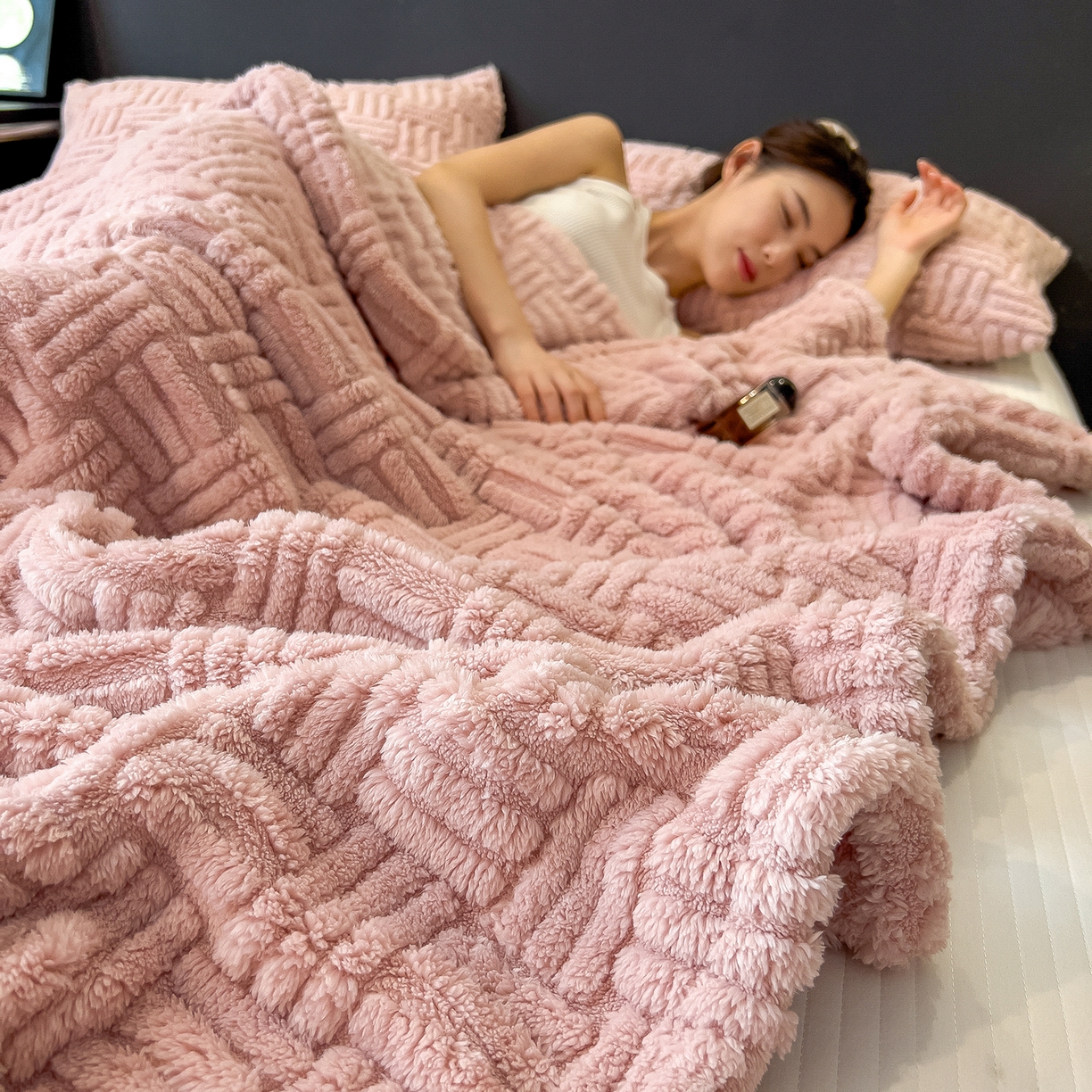 91家纺网 家纺一手货源 找家纺 世纪绒品 2025新款A类几何牛奶绒提花毛毯 几何-蜜桃粉