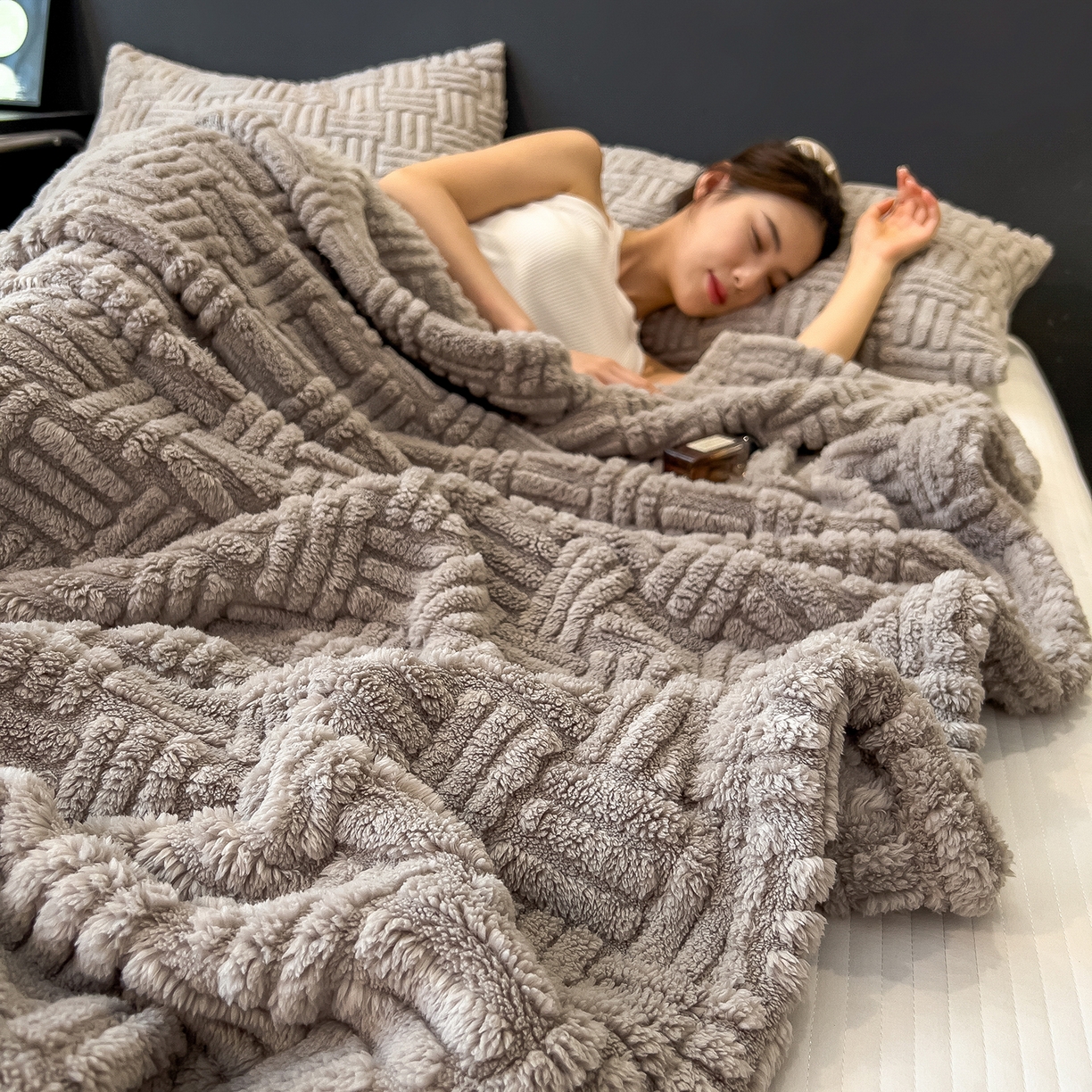 91家纺网 家纺一手货源 找家纺 世纪绒品 2025新款A类几何牛奶绒提花毛毯 几何-幻影灰