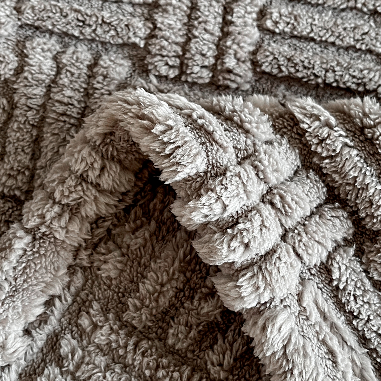 91家纺网 家纺一手货源 找家纺 世纪绒品 2025新款A类几何牛奶绒提花毛毯 几何-幻影灰