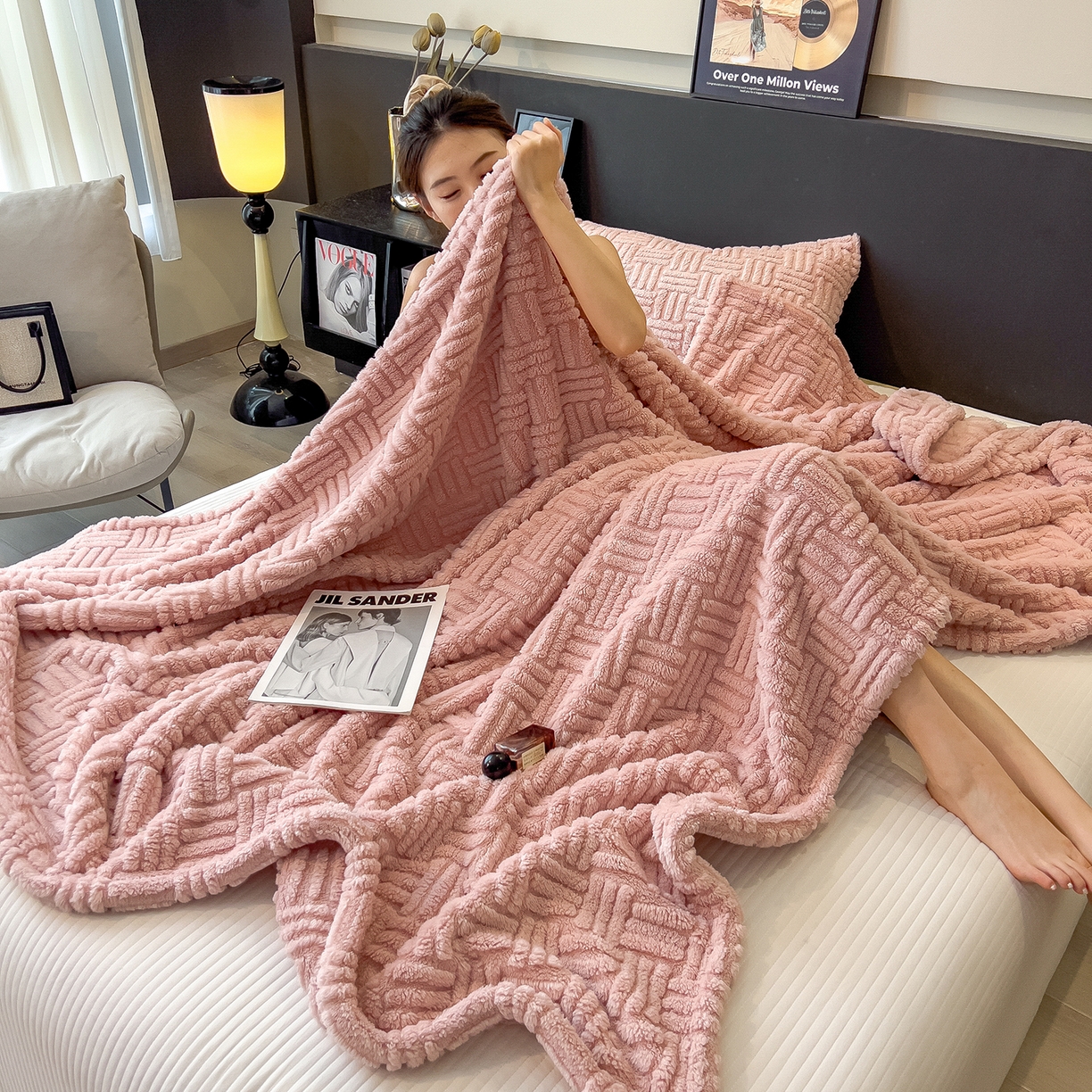 91家纺网 家纺一手货源 找家纺 世纪绒品 2025新款A类几何牛奶绒提花毛毯 几何-蜜桃粉