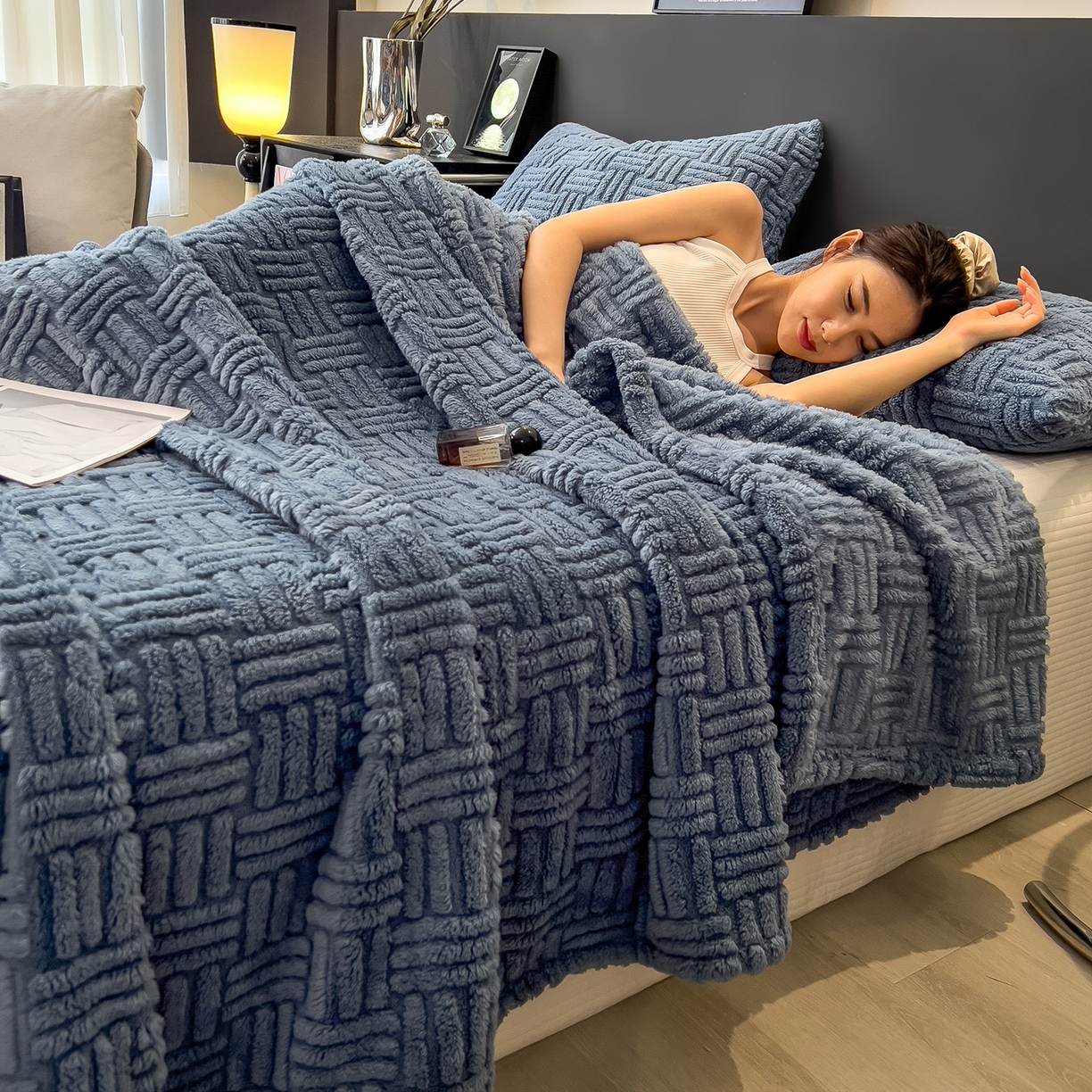 91家纺网 家纺一手货源 找家纺 世纪绒品 2025新款A类几何牛奶绒提花毛毯 几何-深海蓝