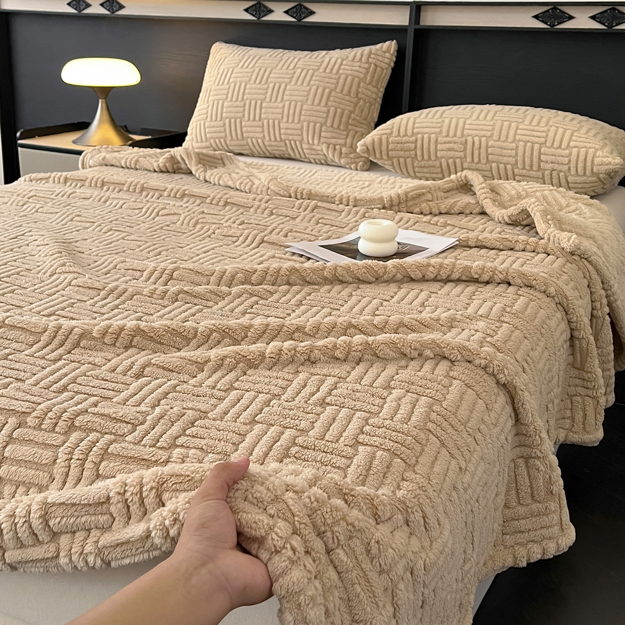 91家纺网 家纺一手货源 找家纺 世纪绒品 2025新款A类几何牛奶绒提花毛毯 几何-伯爵咖