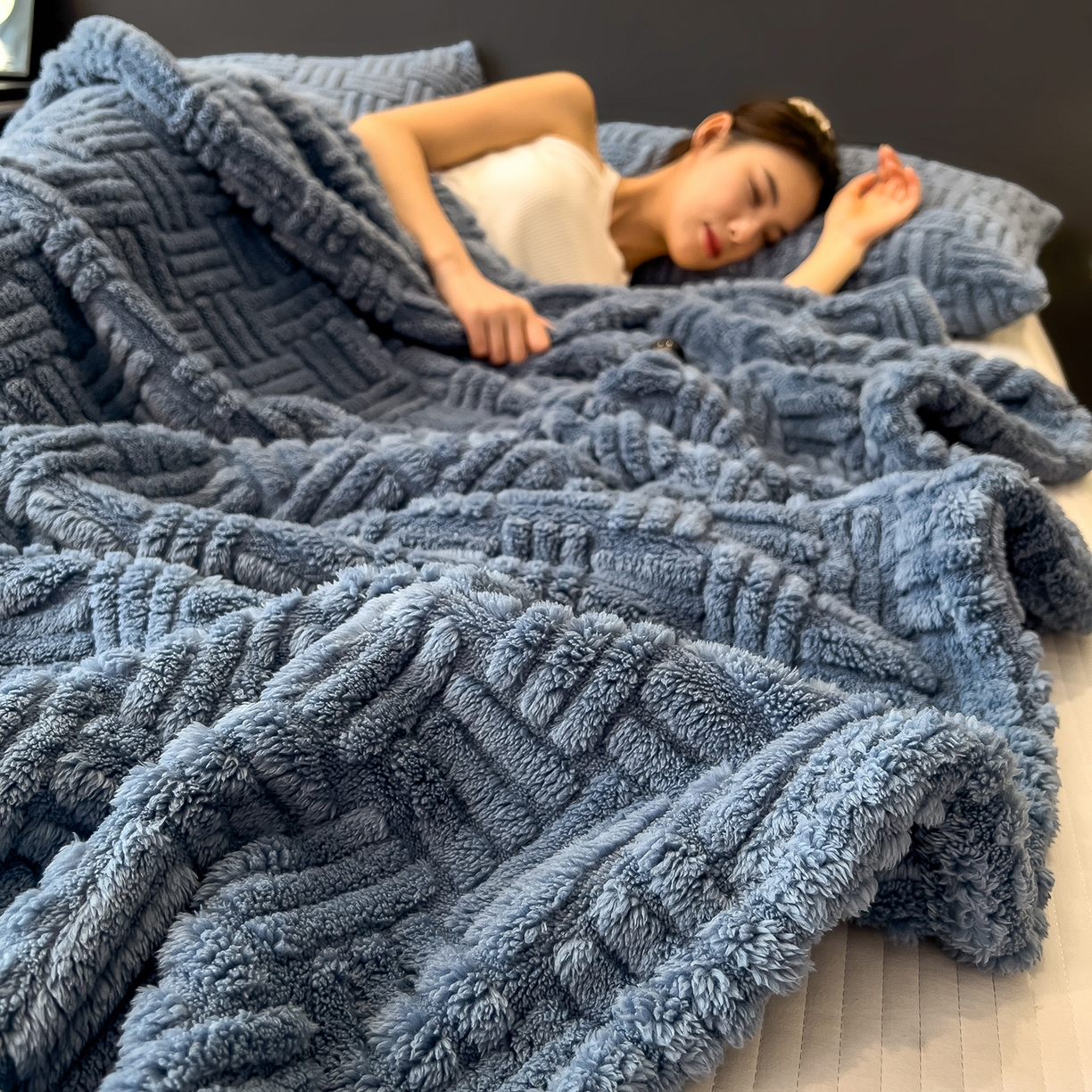 91家纺网 家纺一手货源 找家纺 世纪绒品 2025新款A类几何牛奶绒提花毛毯 几何-深海蓝