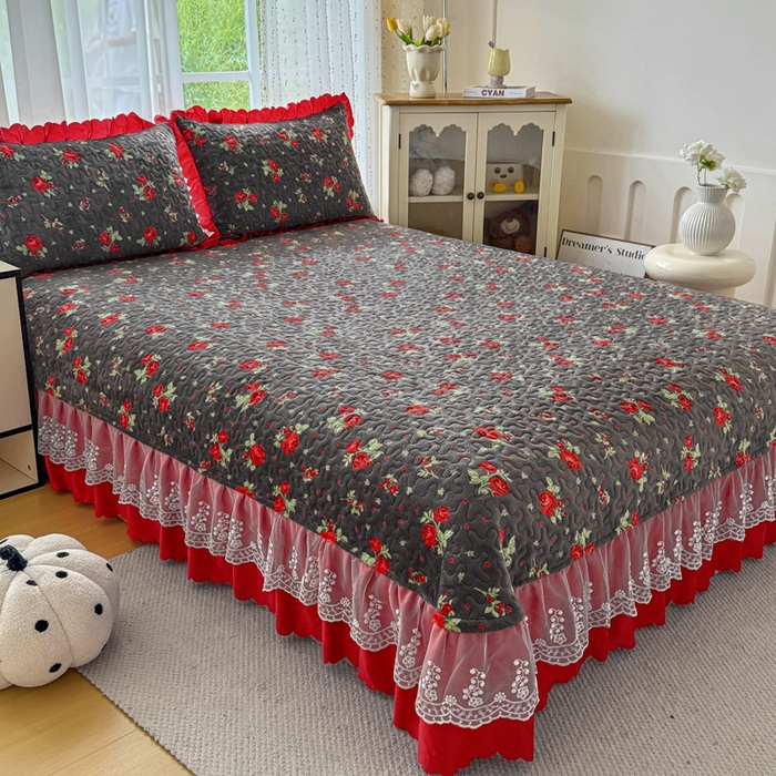 91家纺网 家纺一手货源 找家纺 艺慕家纺 2025新款时尚印花牛奶绒床盖四件套红玫绒语