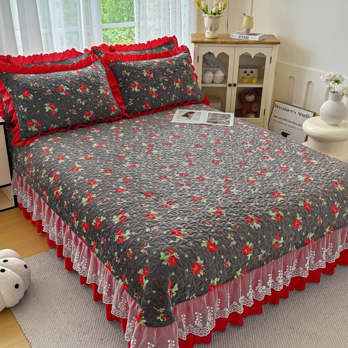 91家纺网 家纺一手货源 找家纺 艺慕家纺 2025新款时尚印花牛奶绒床盖四件套红玫绒语