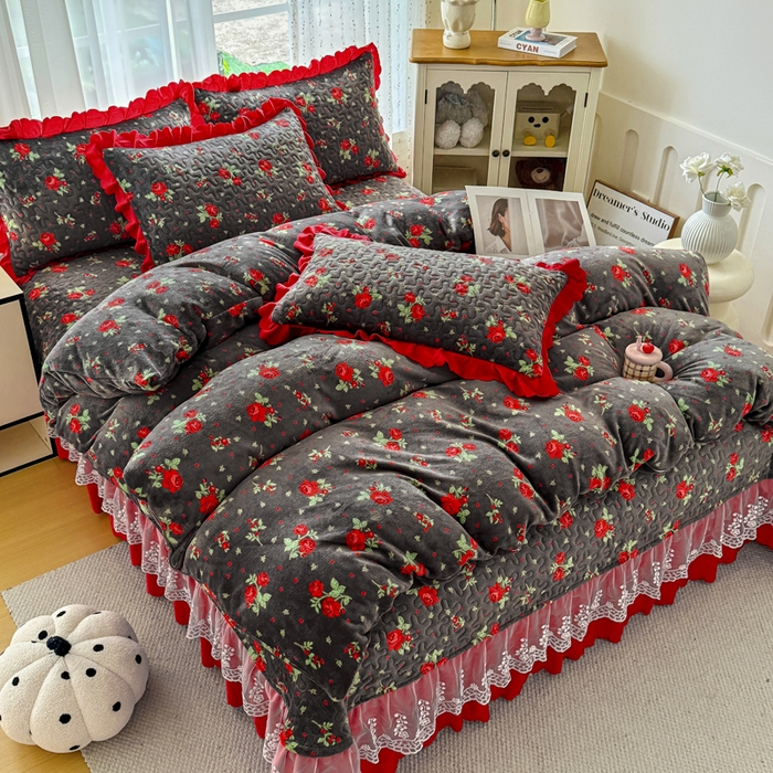 91家纺网 家纺一手货源 找家纺 艺慕家纺 2025新款时尚印花牛奶绒床盖四件套红玫绒语