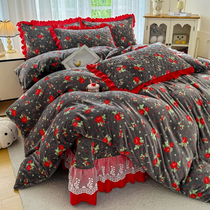 91家纺网 家纺一手货源 找家纺 艺慕家纺 2025新款时尚印花牛奶绒床盖四件套红玫绒语