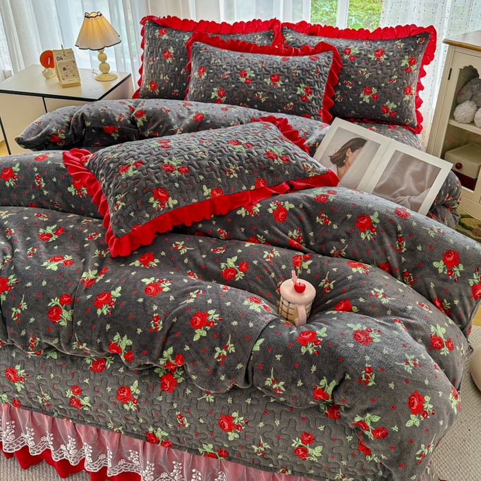 91家纺网 家纺一手货源 找家纺 艺慕家纺 2025新款时尚印花牛奶绒床盖四件套红玫绒语