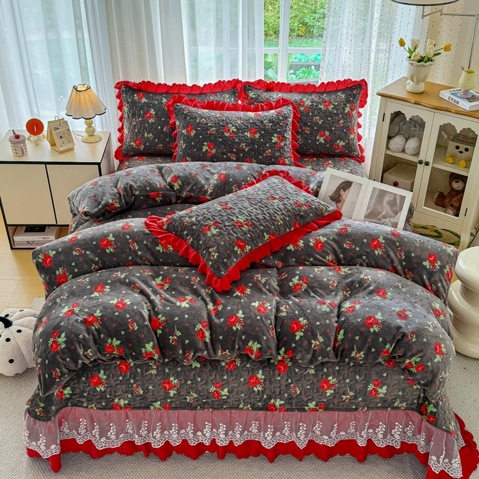 91家纺网 家纺一手货源 找家纺 艺慕家纺 2025新款时尚印花牛奶绒床盖四件套红玫绒语