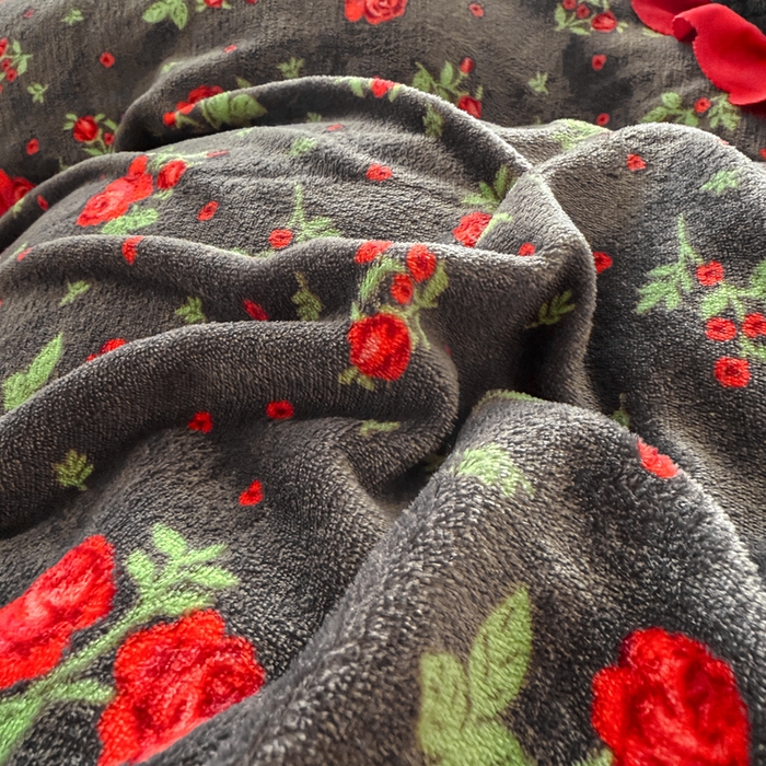 91家纺网 家纺一手货源 找家纺 艺慕家纺 2025新款时尚印花牛奶绒床盖四件套红玫绒语