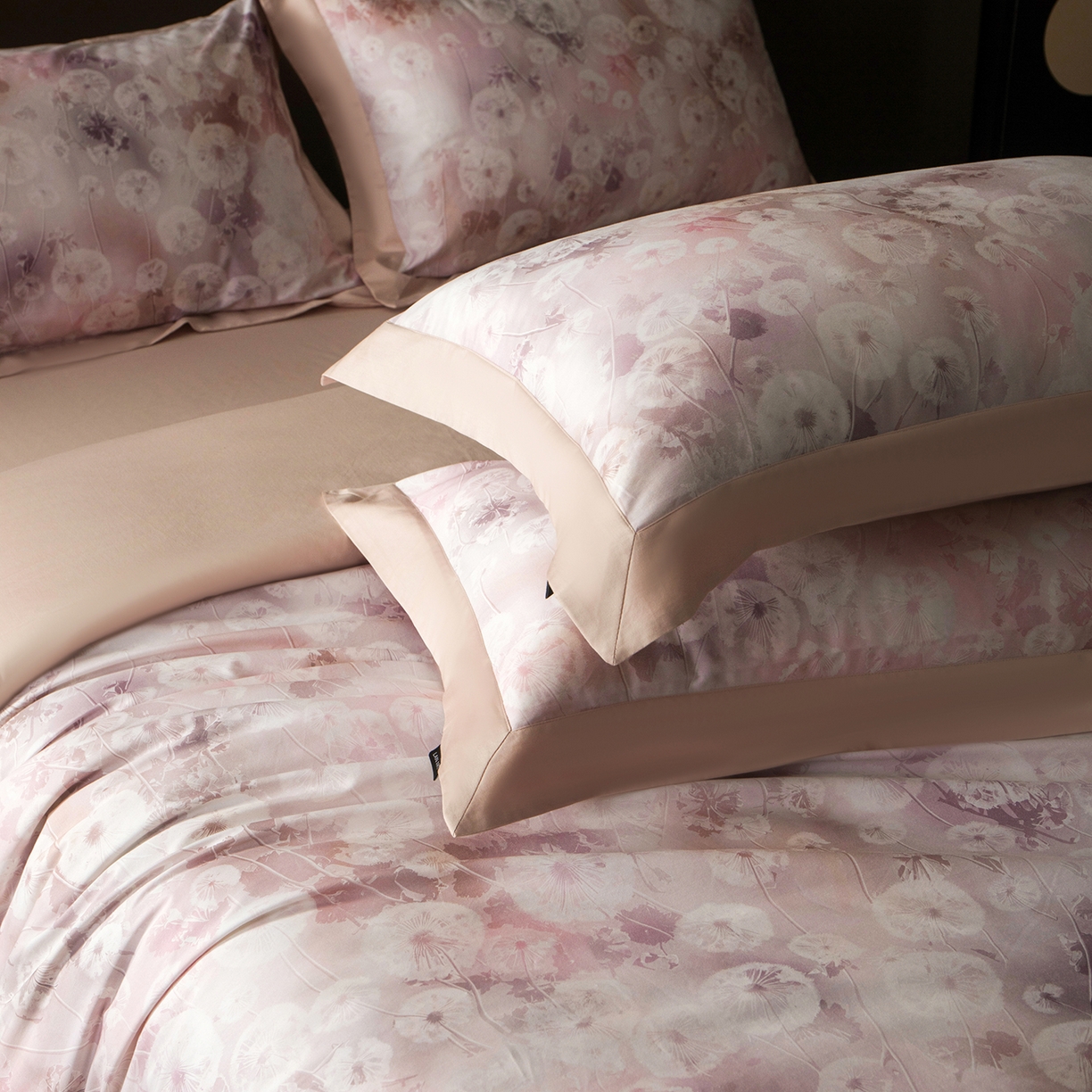 91家纺网 家纺一手货源 找家纺 洺兰家居 2025新款100支全棉新疆棉单拼角工艺款四件套长绒棉贴边床单床笠床上用品套件专（控价标准275加大285床笠275） 璀璨