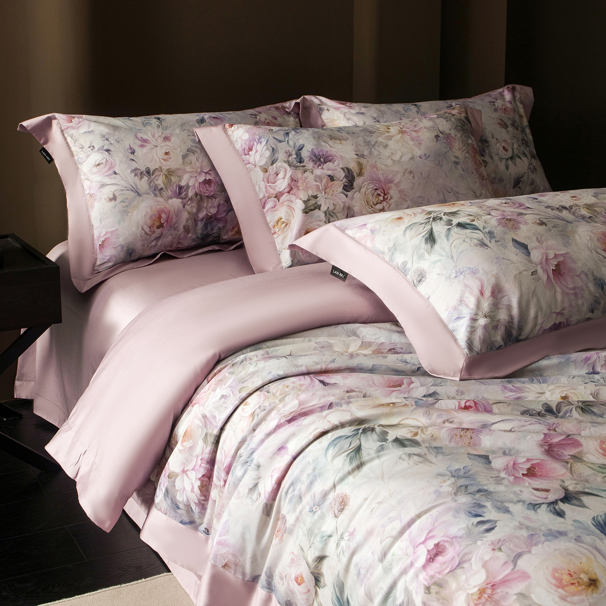 91家纺网 家纺一手货源 找家纺 洺兰家居 2025新款100支全棉新疆棉单拼角工艺款四件套长绒棉贴边床单床笠床上用品套件专（控价标准275加大285床笠275） 洛缇