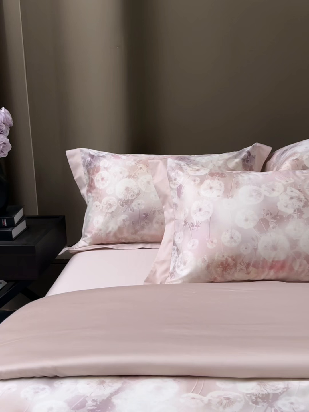 91家纺网 家纺一手货源 找家纺 洺兰家居 2025新款100支全棉新疆棉单拼角工艺款四件套长绒棉贴边床单床笠床上用品套件专（控价标准275加大285床笠275） 璀璨