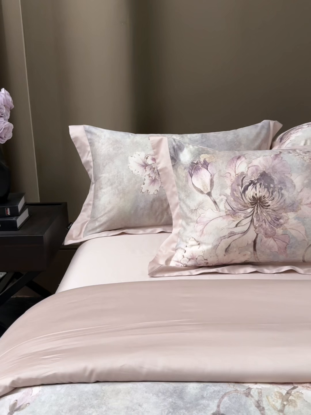 91家纺网 家纺一手货源 找家纺 洺兰家居 2025新款100支全棉新疆棉单拼角工艺款四件套长绒棉贴边床单床笠床上用品套件专（控价标准275加大285床笠275） 芊梦